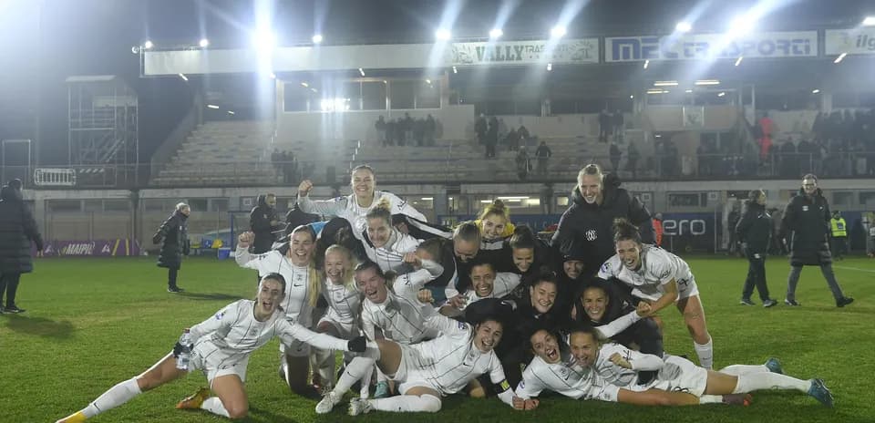 Como W team celebrating after victory