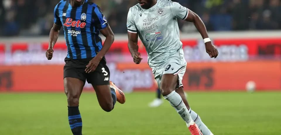 Atalanta player tackling Udinese opponent