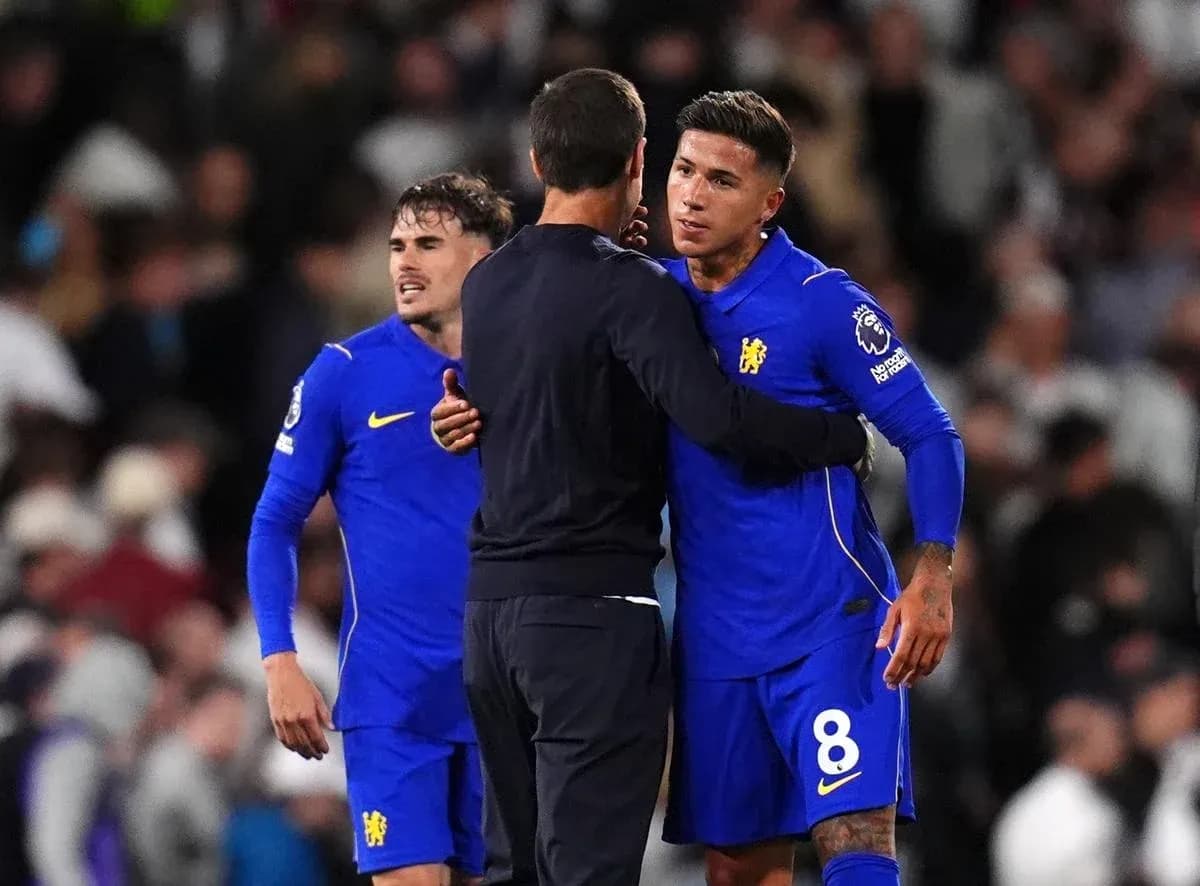 Chelsea players embracing coach after match