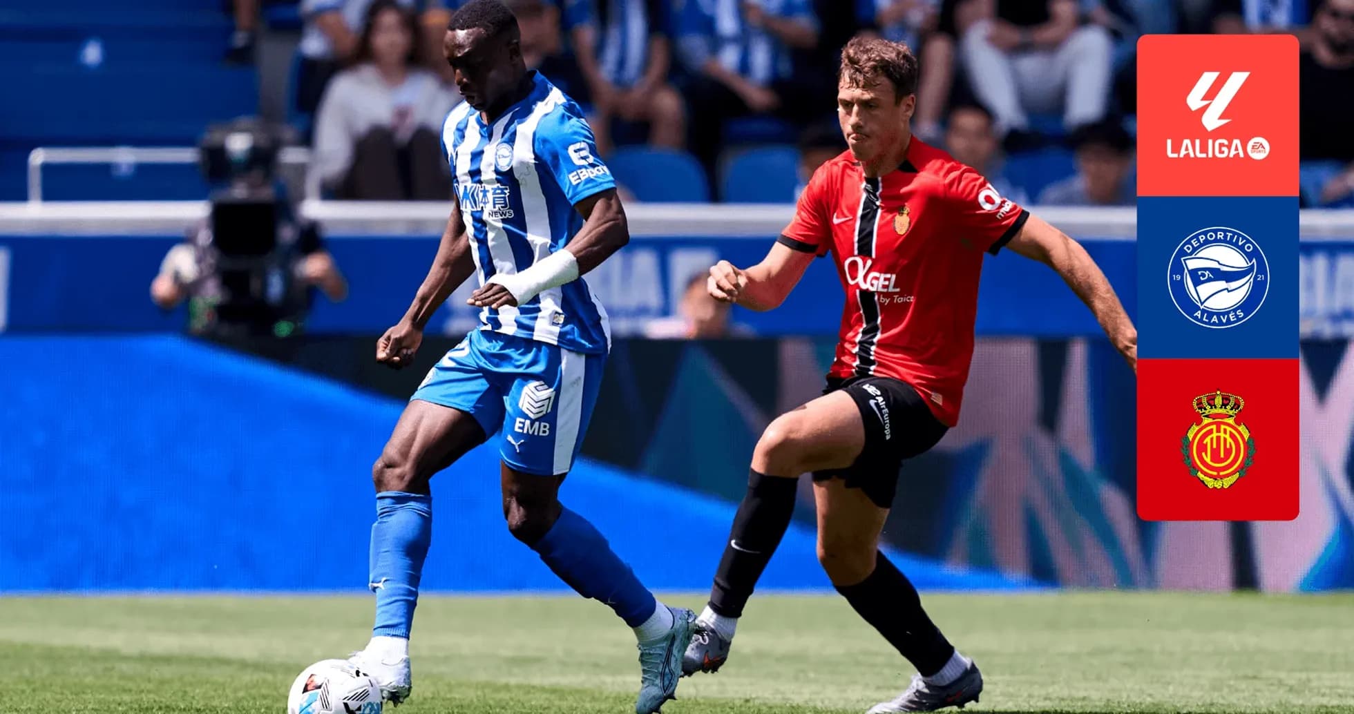 Deportivo Alaves player dribbling against Mallorca