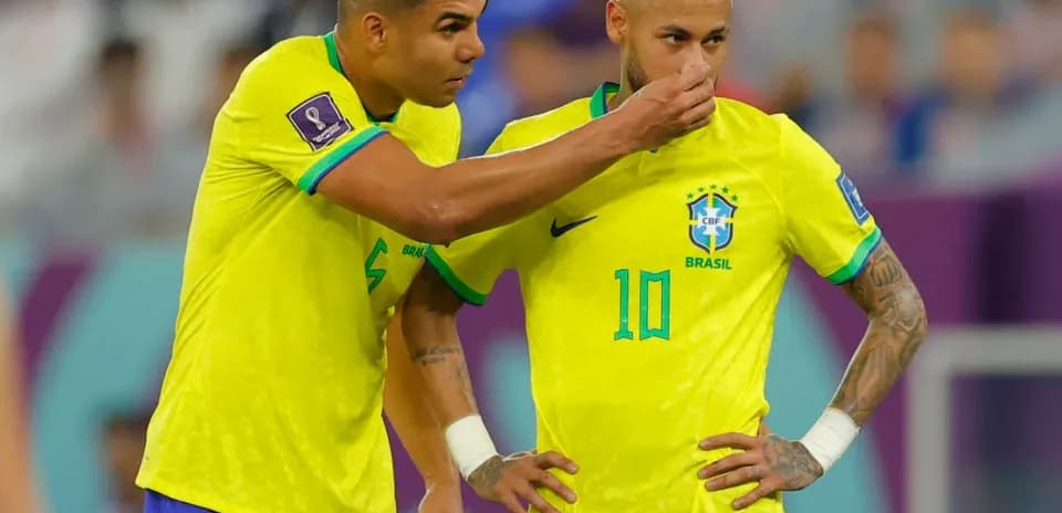 Casemiro and Neymar discussing during match