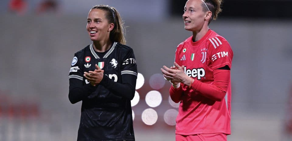 Parma and Juventus players applauding after match