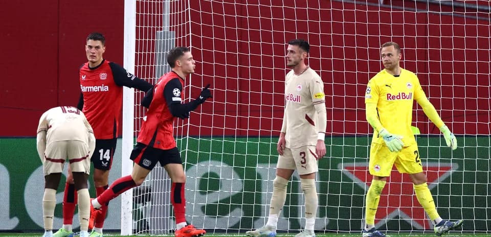 Players reacting during Bayer Leverkusen match