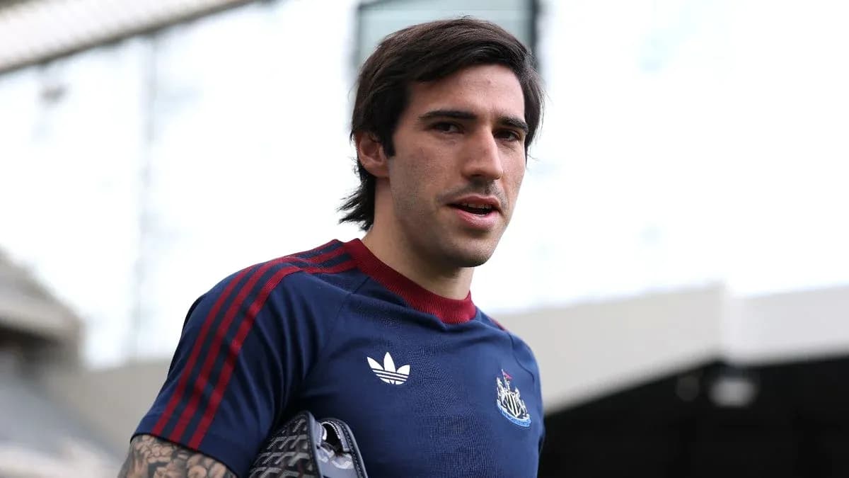 Player in Newcastle training kit at stadium