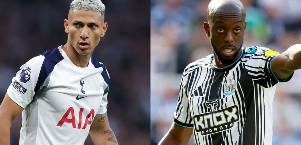 Richarlison and player from Newcastle during match