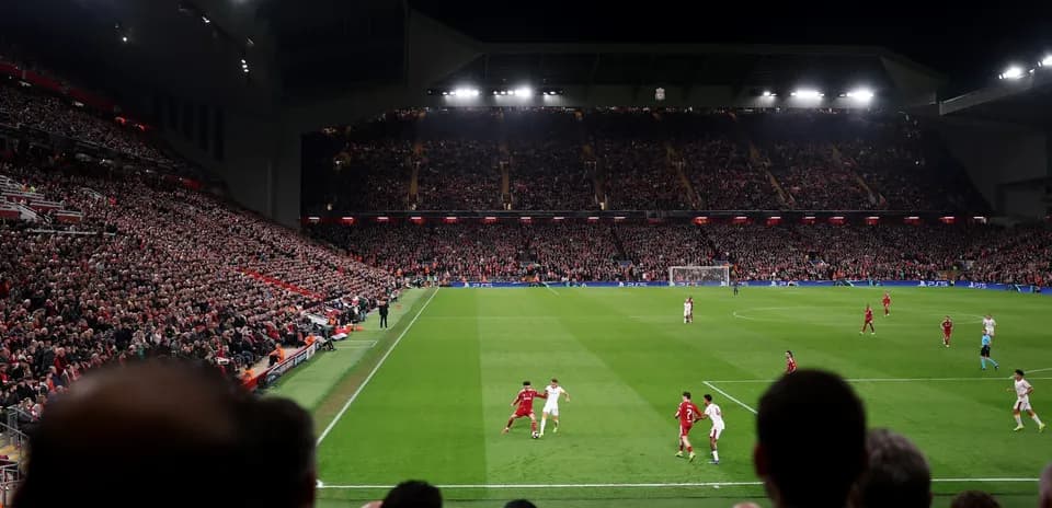 Liverpool player dribbling against Galatasaray