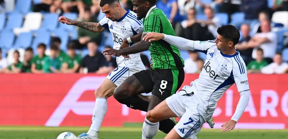 Players competing for the ball in Serie A match