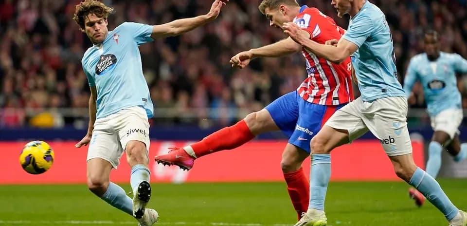 Atletico Madrid player kicking the ball against Celta Vigo