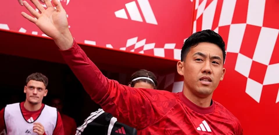 Player waving while exiting tunnel before match
