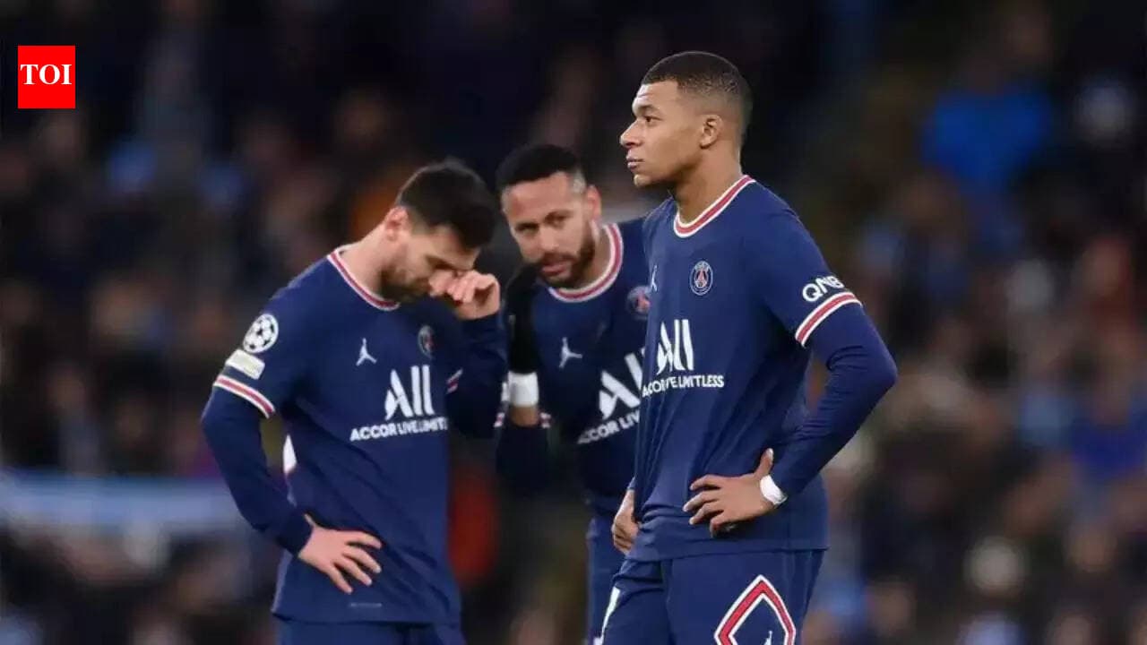 PSG players reacting during match with downcast expressions