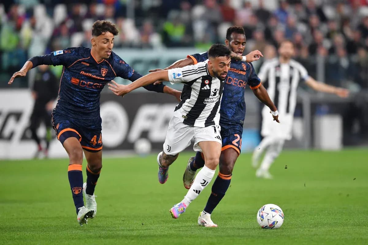 Juventus player dribbling past Lecce defenders