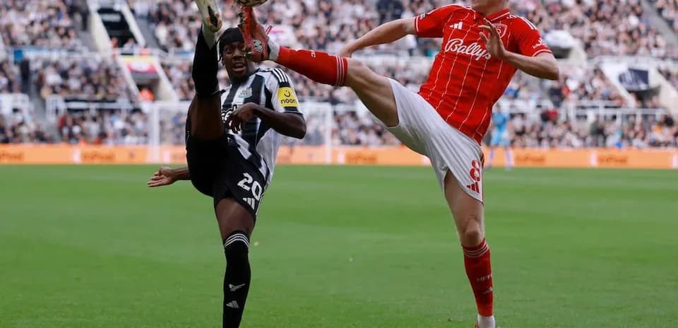 Players competing for the ball in Premier League match