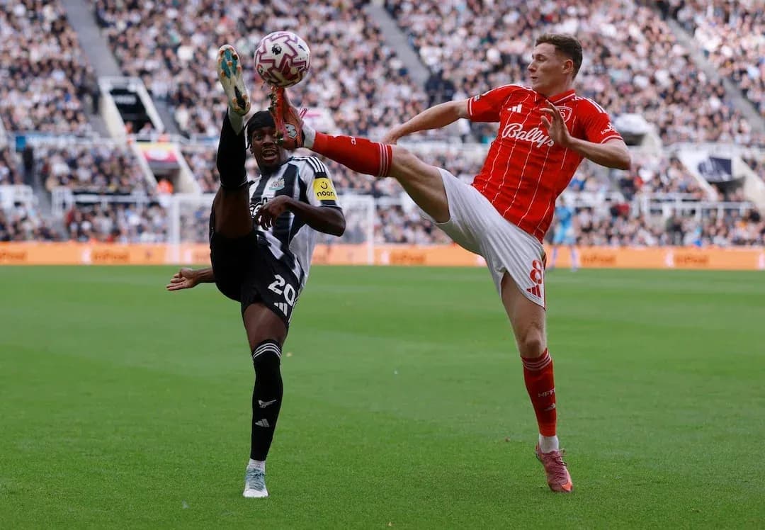 Players competing for the ball in Premier League match