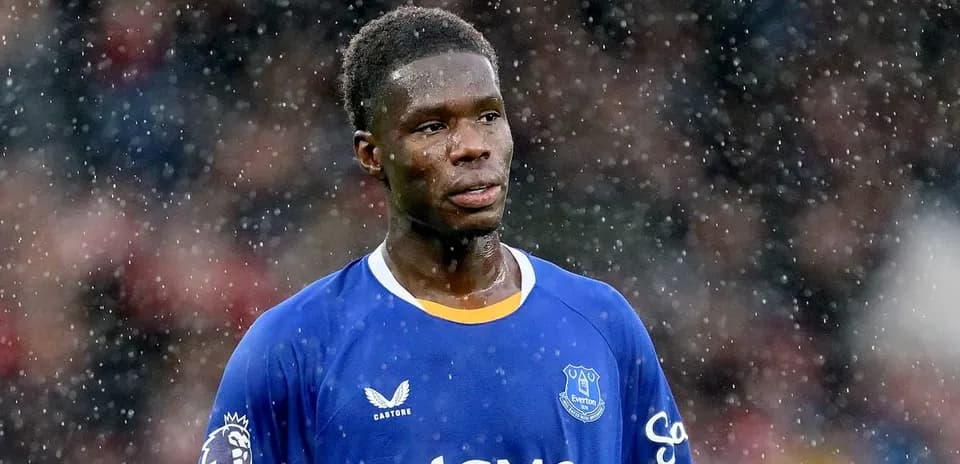 Player in Everton kit during rainy match