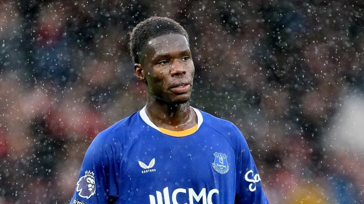 Player in Everton kit during rainy match