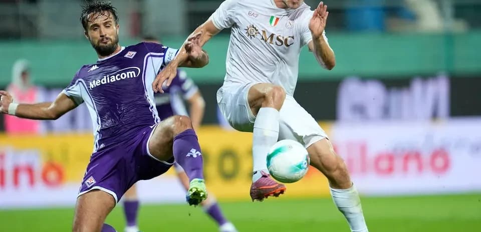 Fiorentina and Napoli players competing for the ball