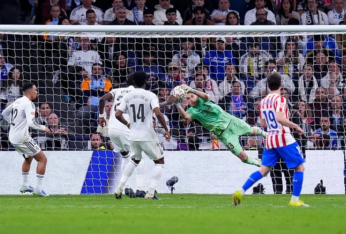 Goalkeeper saving a shot during Atletico Madrid match