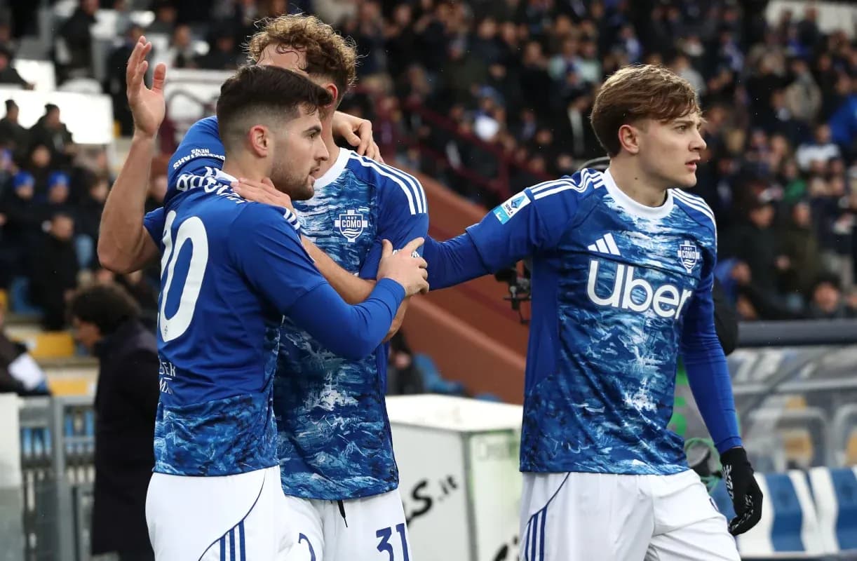 Como players celebrating a goal during match