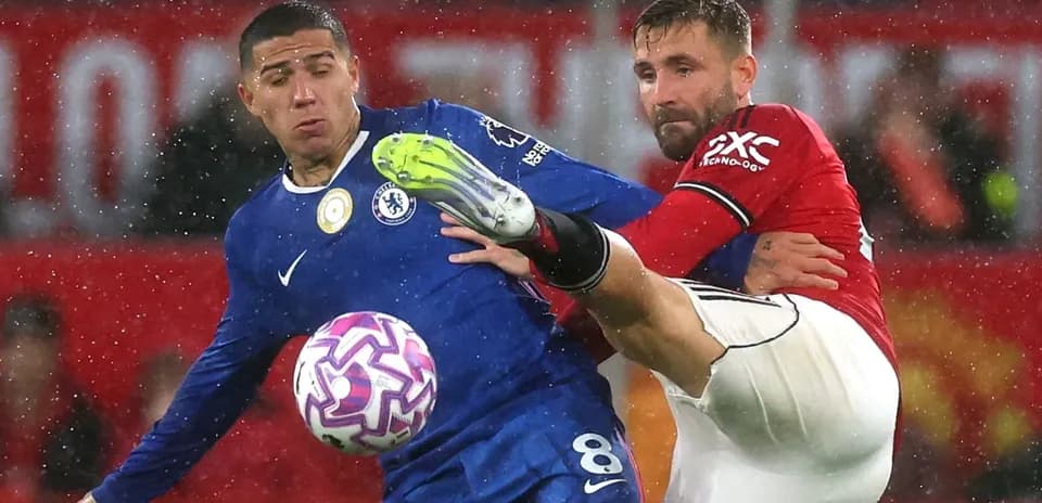 Chelsea and Manchester United players contesting the ball