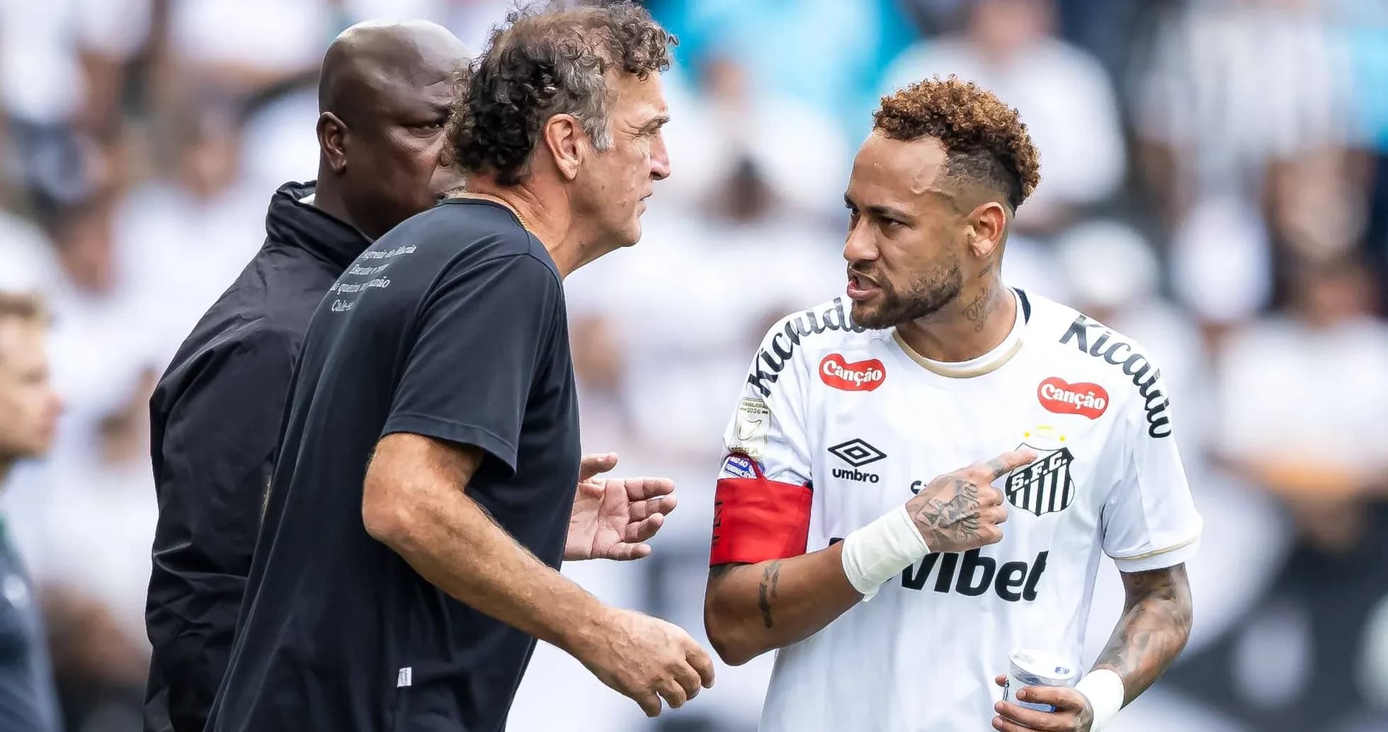 Neymar discussing with coach during match preparation