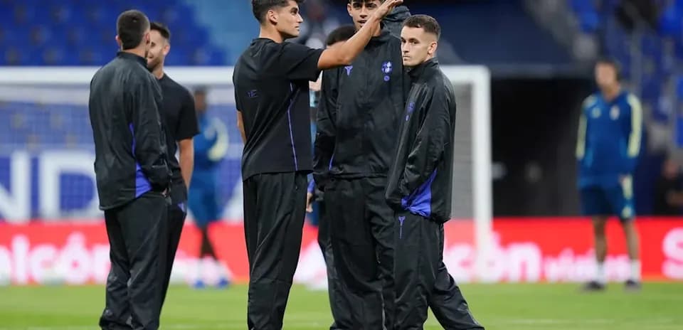 Players discussing on the pitch before training session