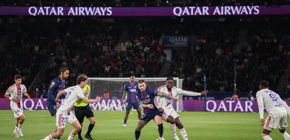 Players contesting for the ball during PSG match
