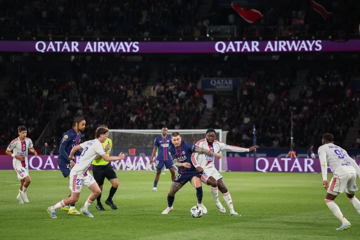 Players contesting for the ball during PSG match