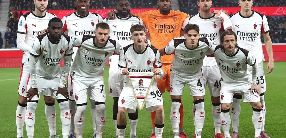 AC Milan team posing before Serie A match