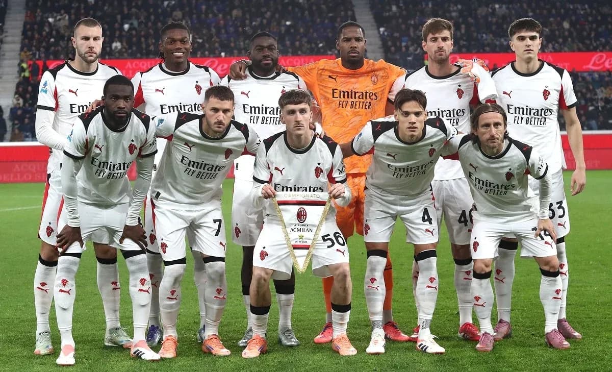 AC Milan team posing before Serie A match