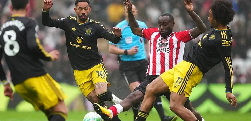 Players competing for the ball in Premier League match