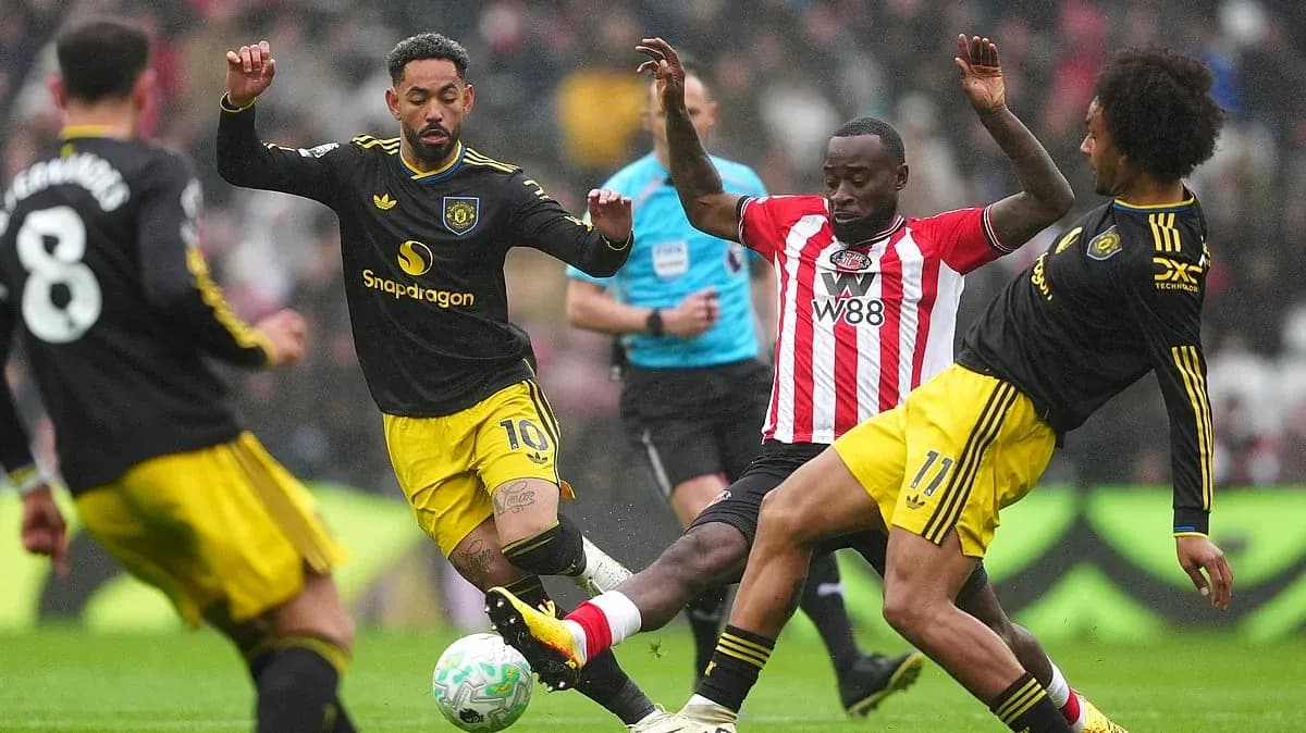 Players competing for the ball in Premier League match