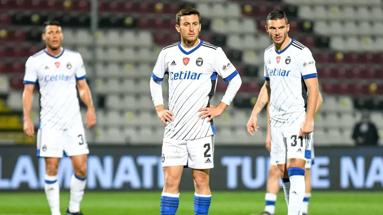 Players of Pisa in action during Serie A match