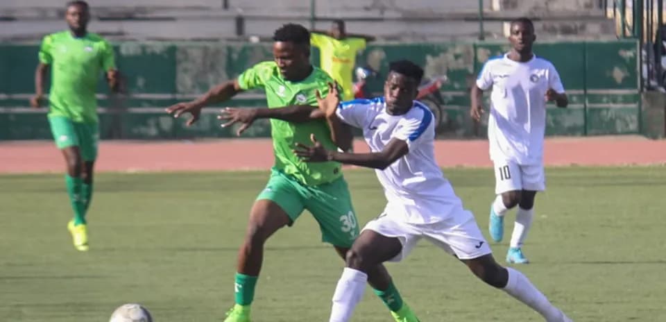 Nasarawa United player tackling Enyimba opponent