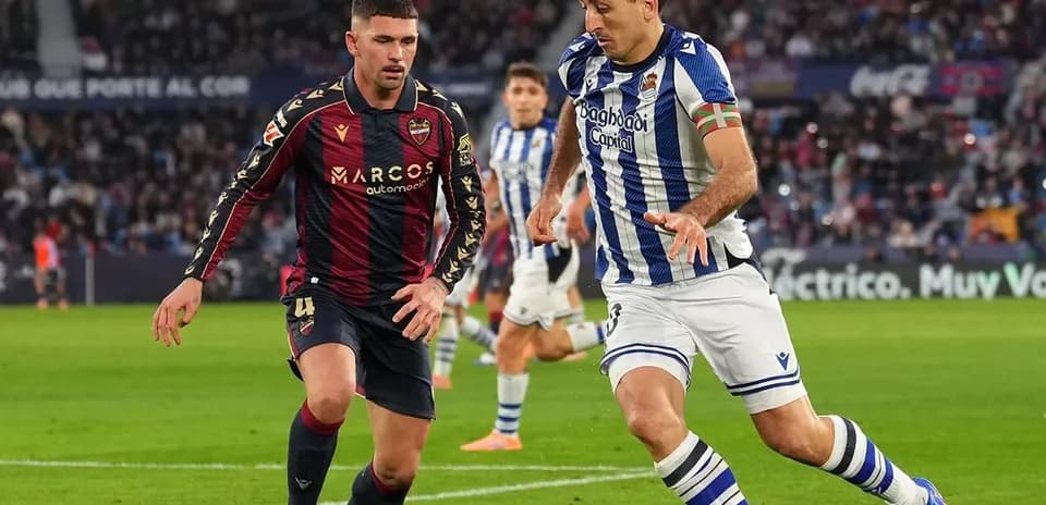 Real Sociedad player dribbling against Levante defender