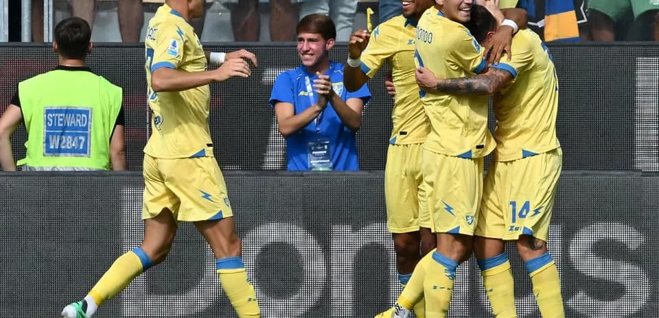 Frosinone players celebrating a goal