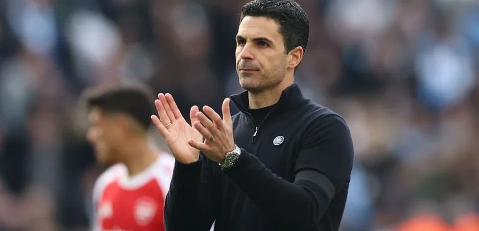 Manager clapping during match with players in background