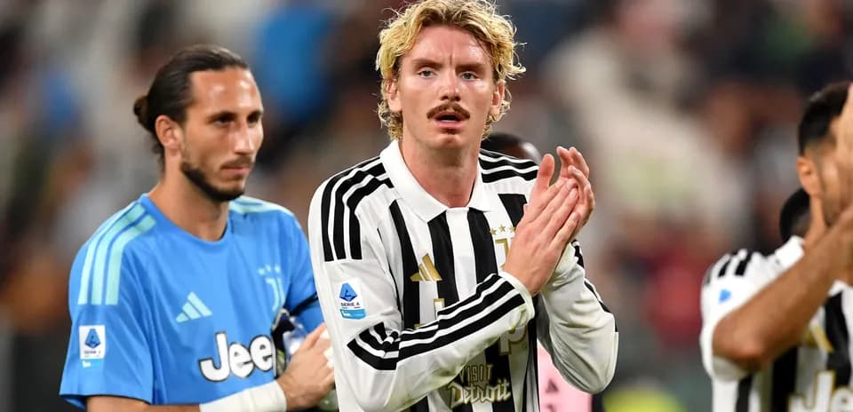 Juventus players applauding fans after match