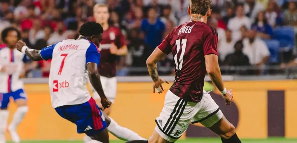 Lyon player dribbling against Sparta Praha defender