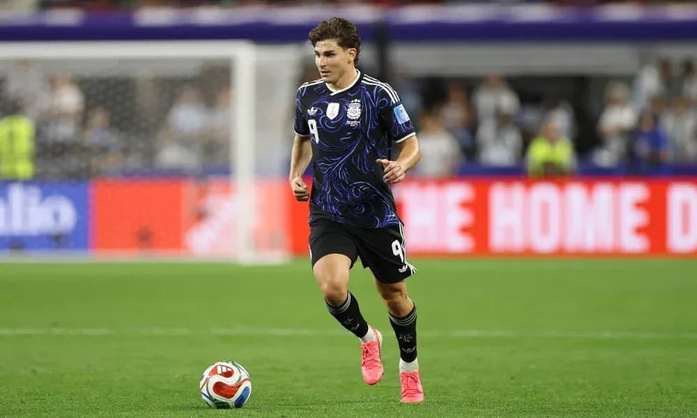 Player in Argentina kit running on the pitch