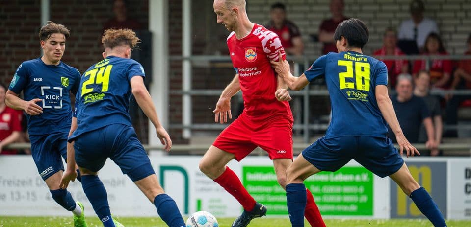 SC St. Tönis player challenged by Hilden players
