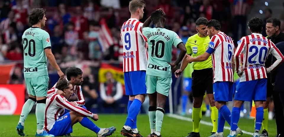 Atletico Madrid players discussing with the referee
