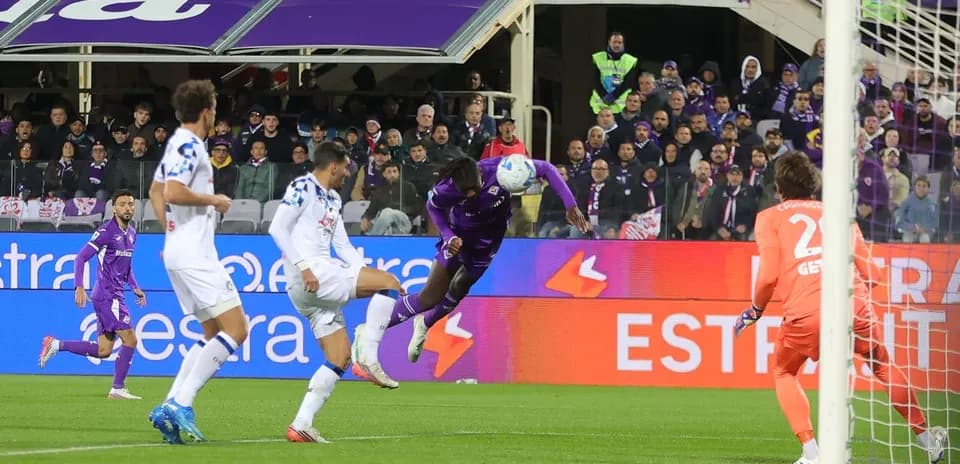 Fiorentina player attempting a header in match