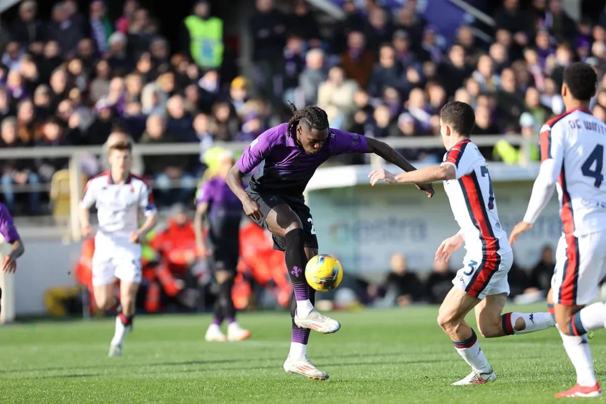 Fiorentina player controlling the ball during match
