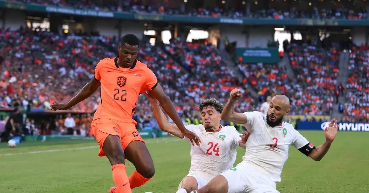 Player 22 of Netherlands dribbling past two defenders