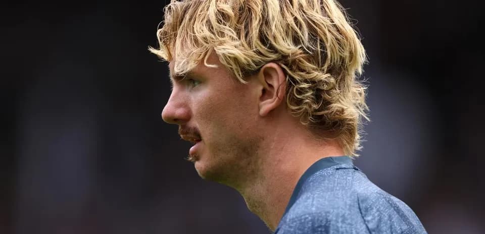 Player with blonde hair during match warm-up