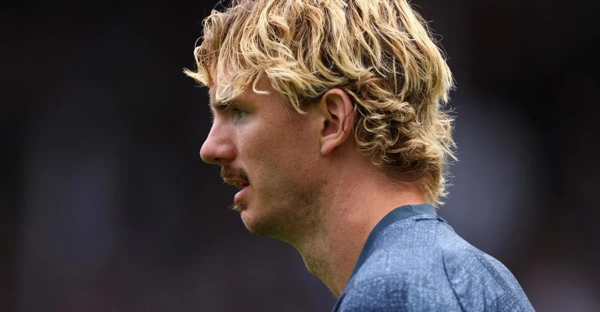 Player with blonde hair during match warm-up