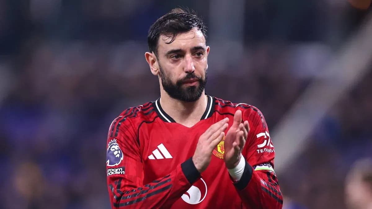 Bruno Fernandes applauding fans after match