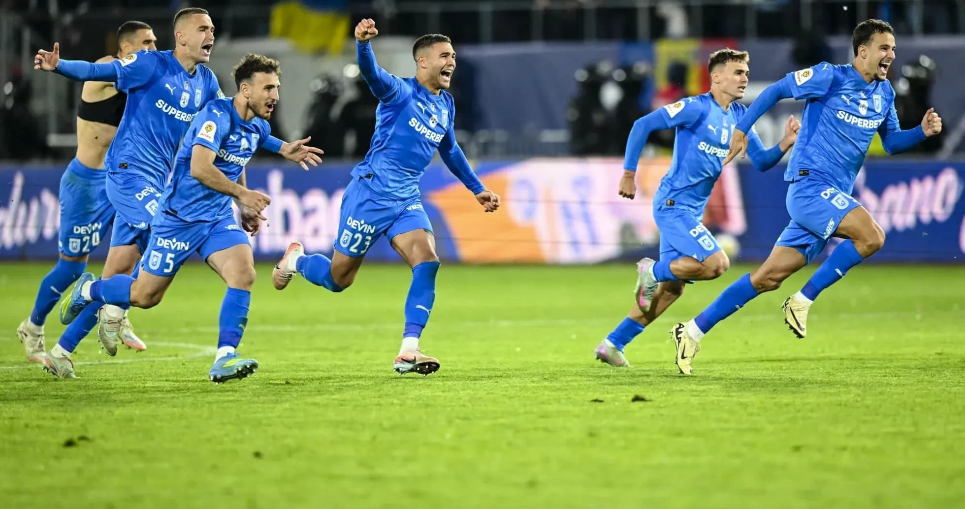 Universitatea Craiova players celebrating a goal