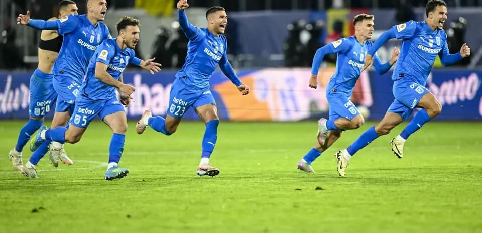 Universitatea Craiova players celebrating a goal