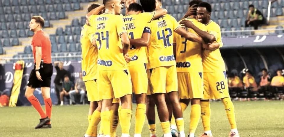 Maccabi Tel Aviv players celebrating a goal